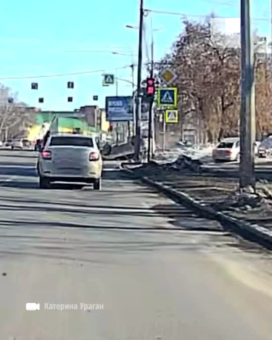 Авария с переворотом в Челябинске. Появилось видео ДТП, после которого  госпитализировали двоих человек - 8 марта 2024 - 74.ру