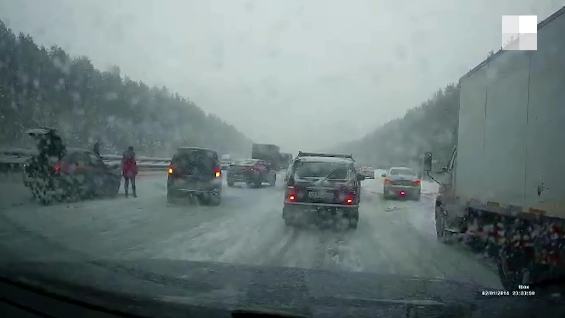 Появилось видео массовой аварии на Серовском тракте на въезде в  Екатеринбург. 14 февраля 2022 года - 14 февраля 2022 - Е1.ру