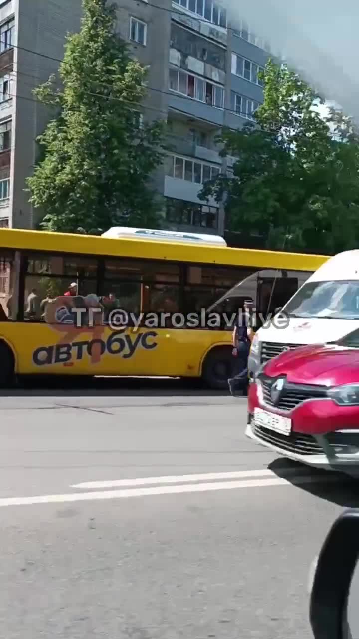 В ДТП с автобусом № 23 на перекрестке Тутаевского шоссе и улицы Урицкого в  Ярославле пострадали 9 человек: подробности, фото, видео - 27 июня 2023 -  76.ру