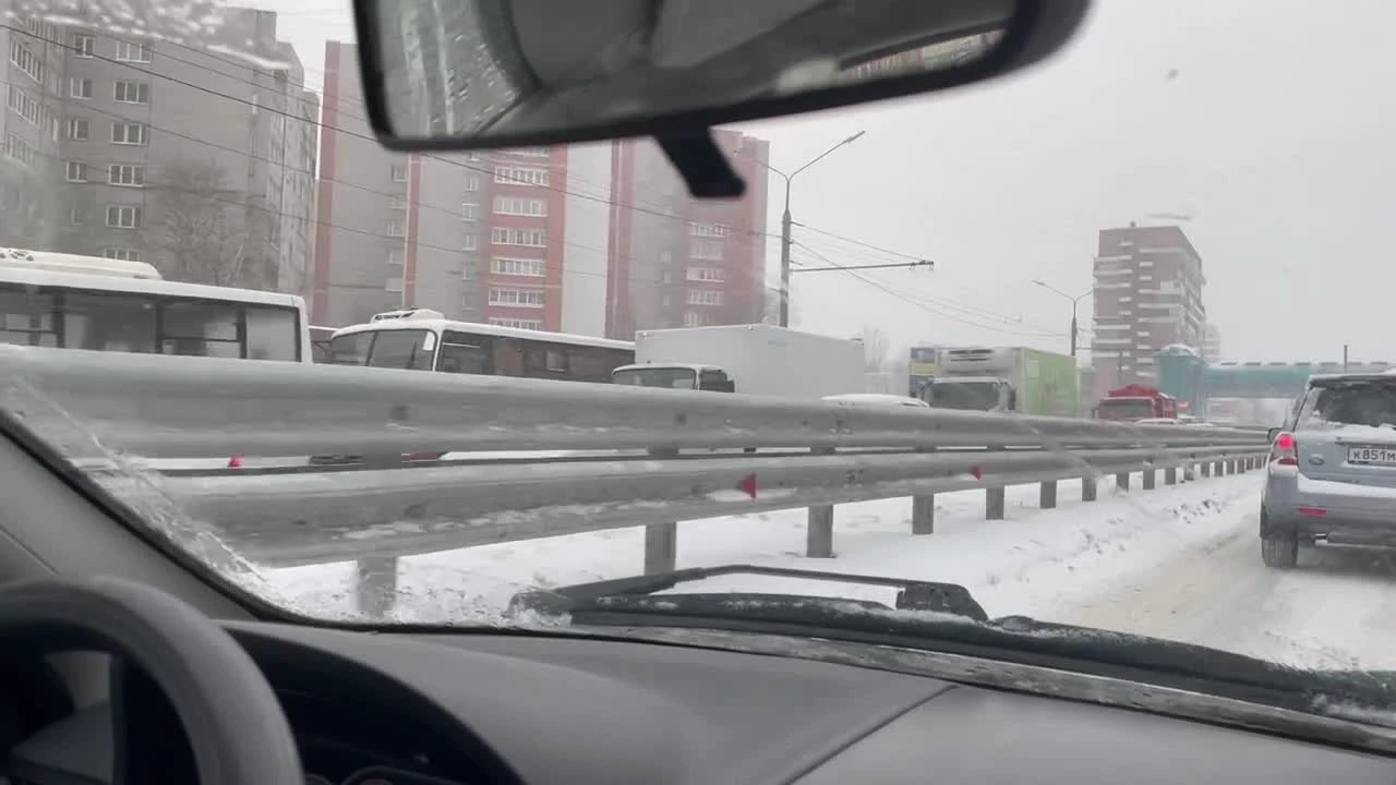 В Ярославле на Московском проспекте растянулась гигантская пробка, 14  декабря 2022 г. - 14 декабря 2022 - 76.ру