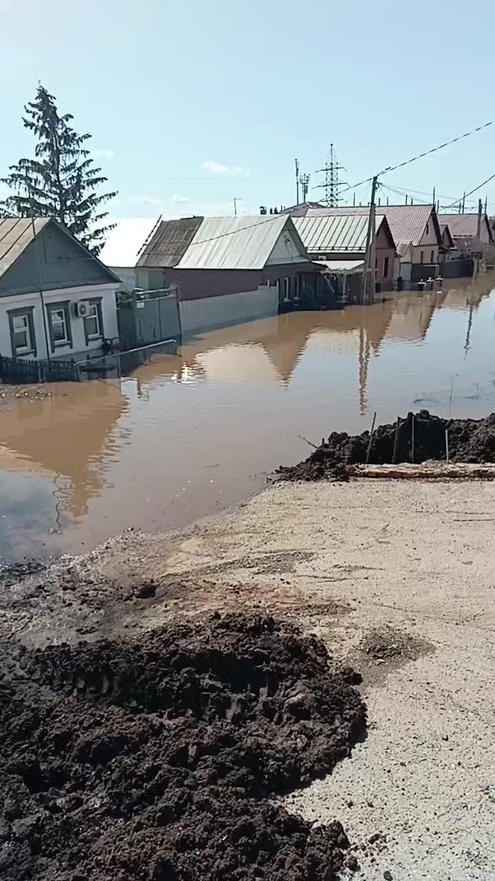 Улица Красная в Оренбурге ушла под воду - 11 апреля 2024 - 56.ру