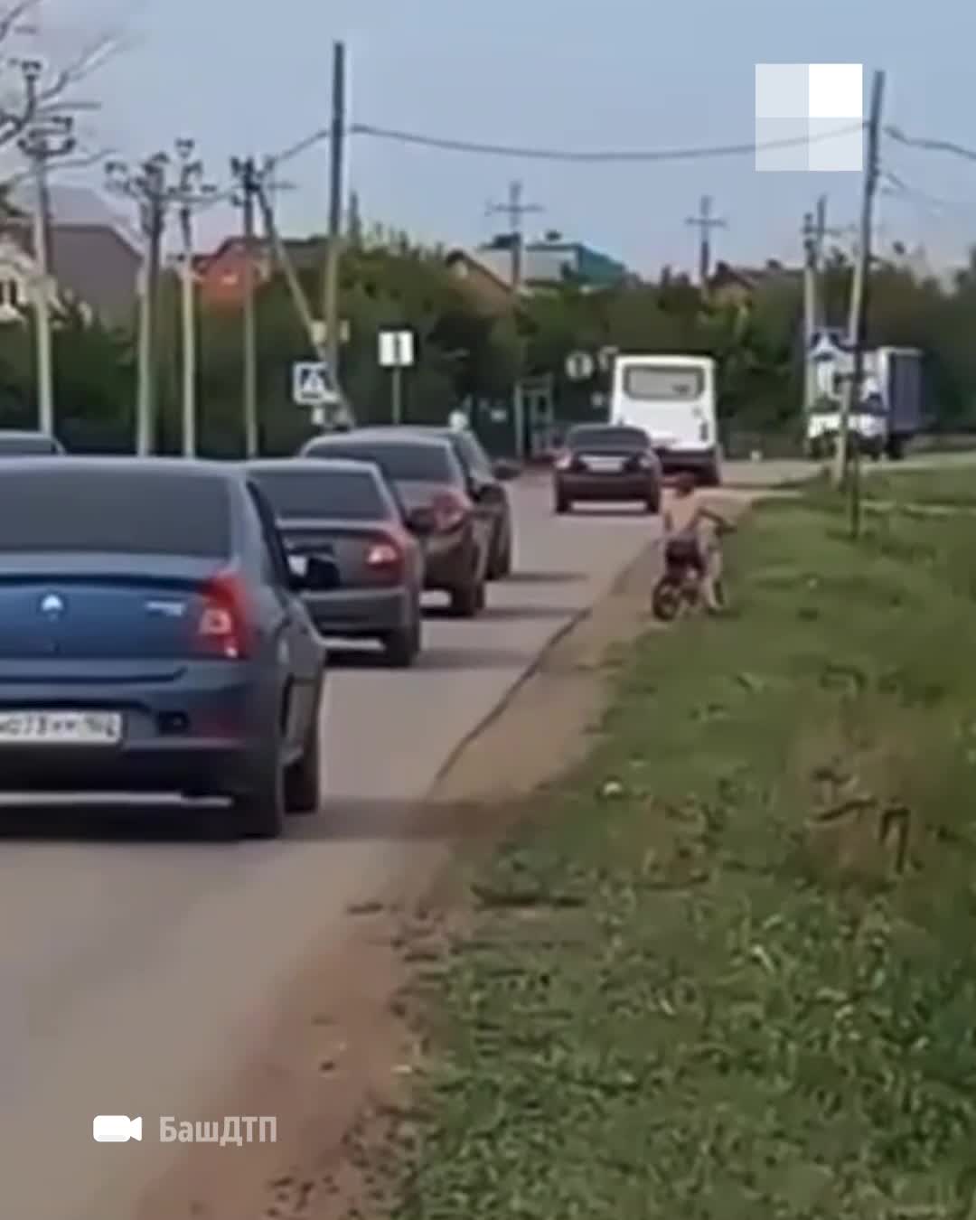 Порно сквирт в машине на оживленной дороге