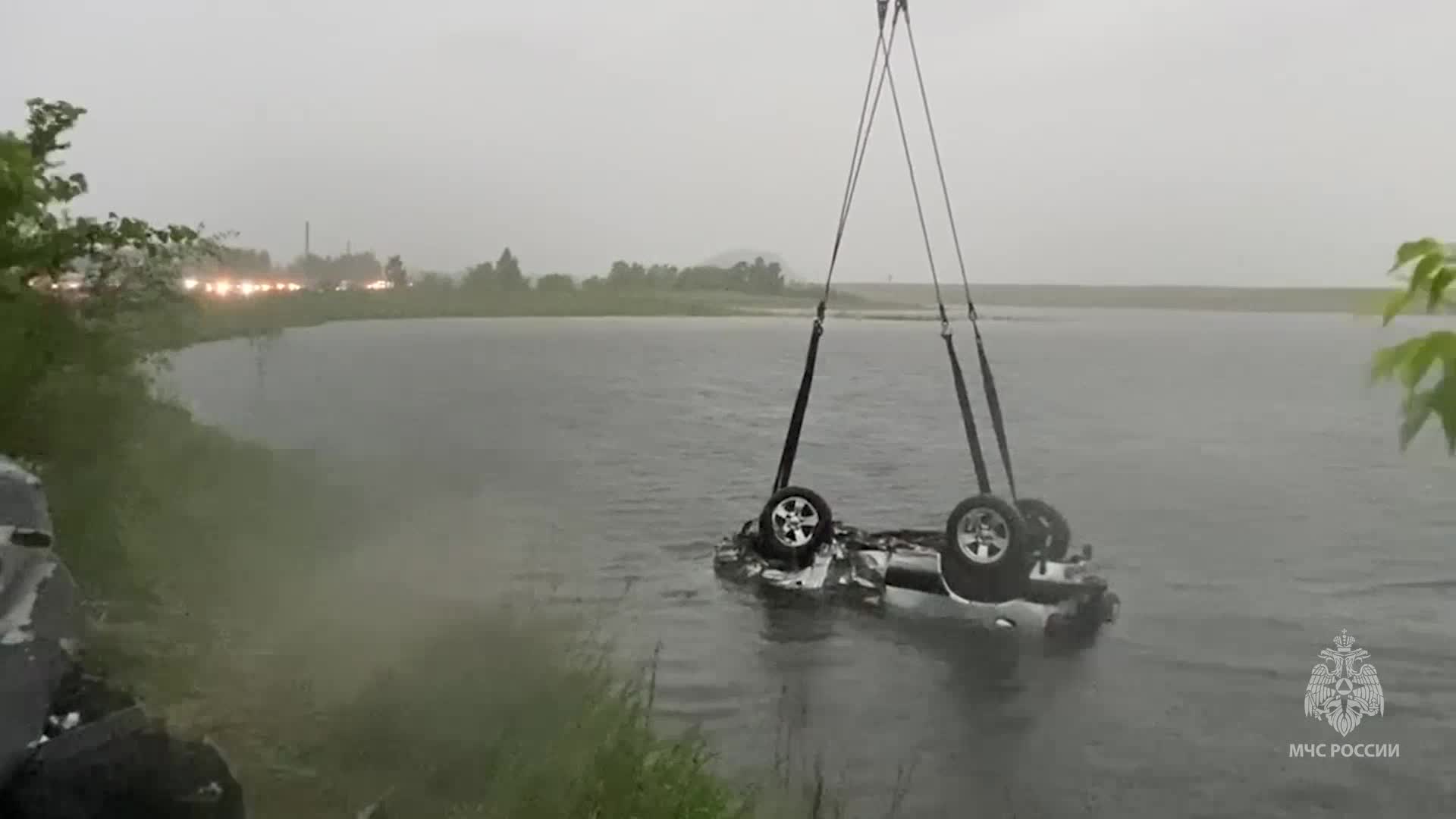 Машина улетела в пруд, водитель погиб: видео, как доставали автомобиль из  воды под Челябинском - 7 июня 2023 - 74.ру