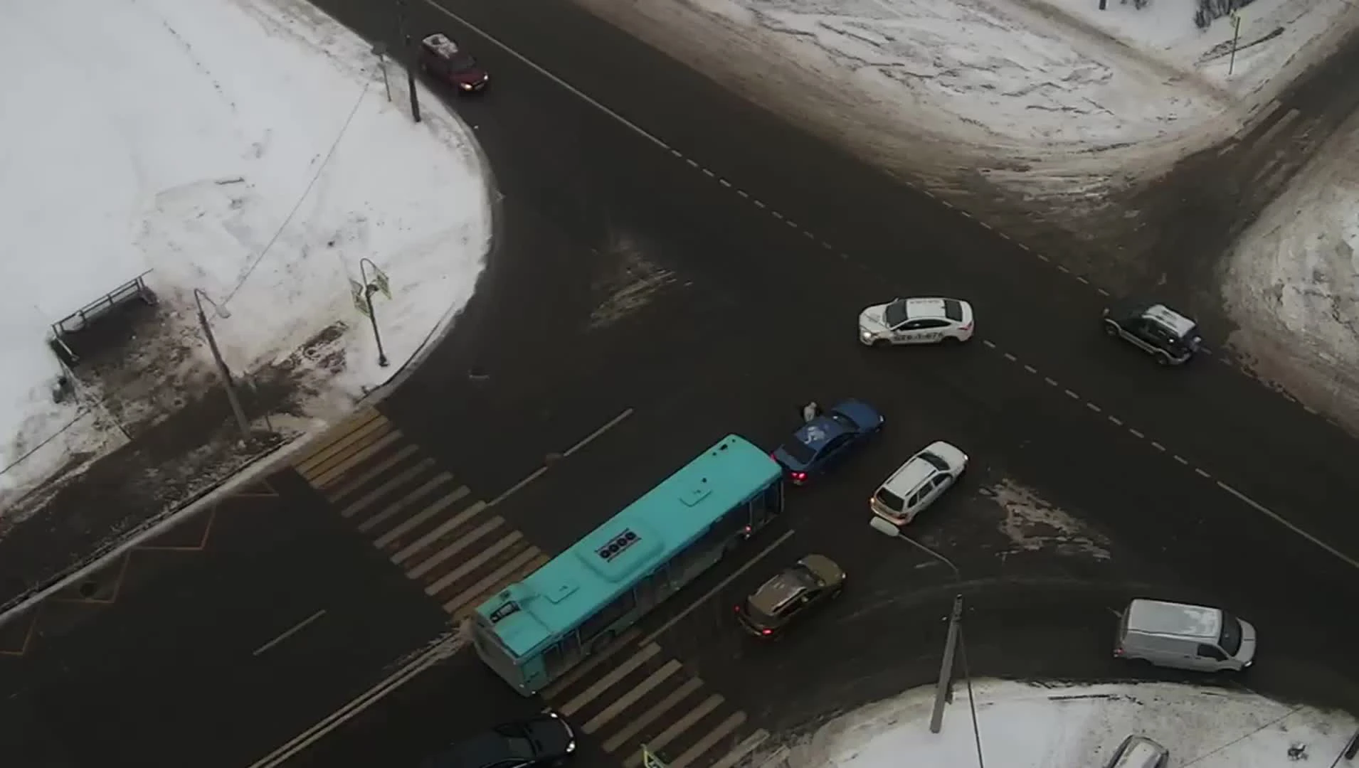 Не проснулся после праздников: Водитель автобуса на светофоре въехал в зад  BMW — Мегаполис