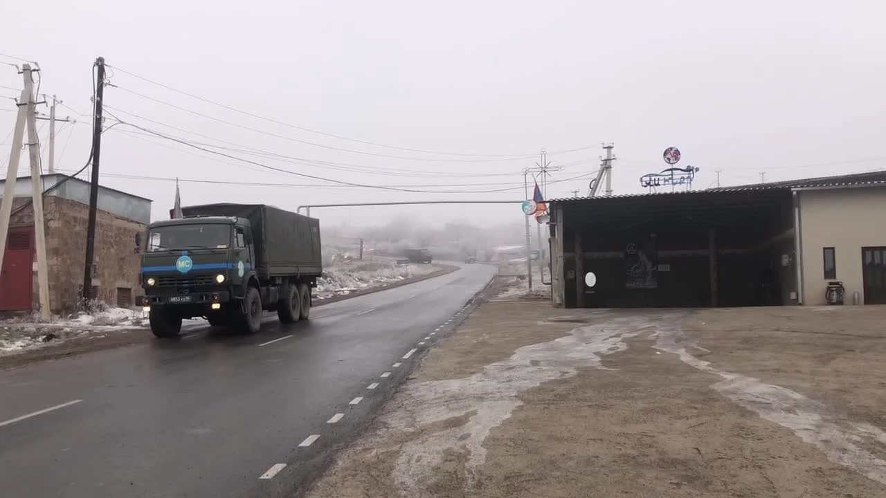 Нас принесли в жертву Блокада Нагорно-Карабахской республики продолжается  два месяца — и остается почти незаметной из-за большой войны. Вот что  теперь там думают о будущем — и о России. Репортаж «Медузы» —