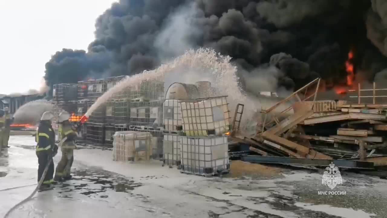 Пожар в Дзержинске, подробности, что горит, предприятие с пластмассой - 19  апреля 2023 - НН.ру