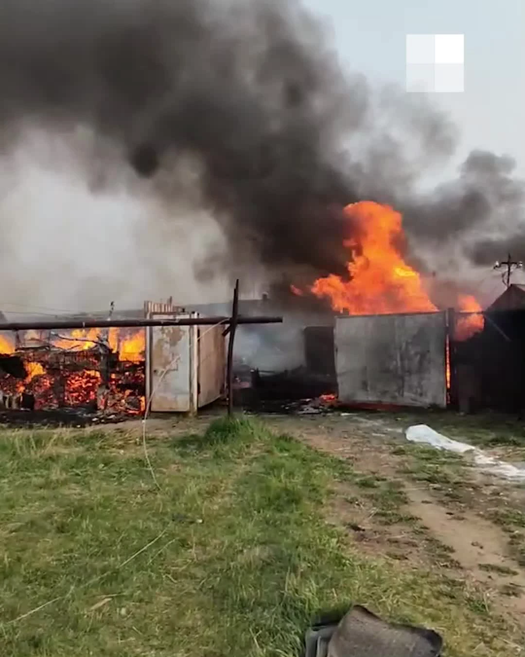 Пожар в поселке Арамиль под Екатеринбургом: огонь охватил несколько домов  под Екатеринбургом - 21 мая 2023 - Е1.ру