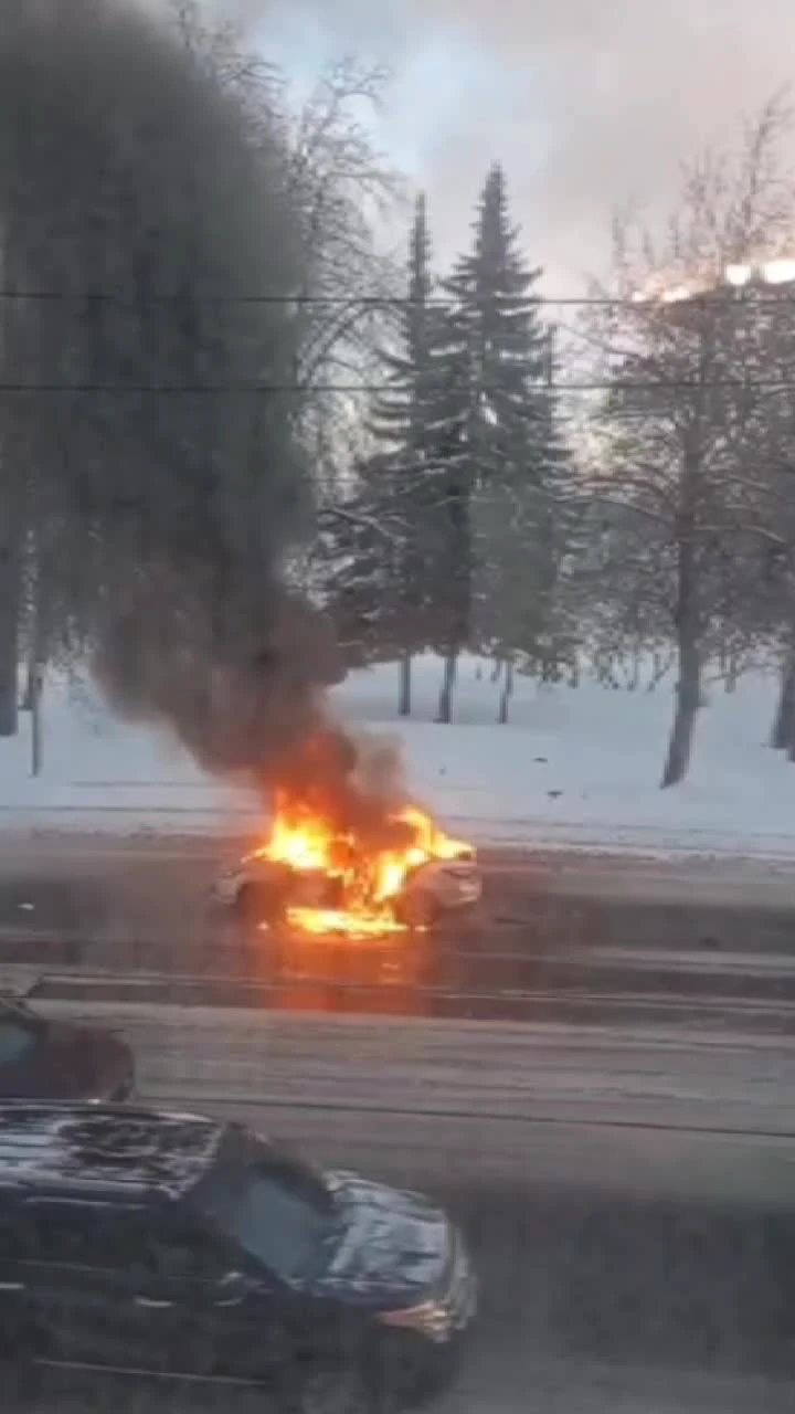 Видео: пожарные тушили «Форд» на проспекте Обуховской Обороны в Петербурге  - 20 января 2024 - ФОНТАНКА.ру