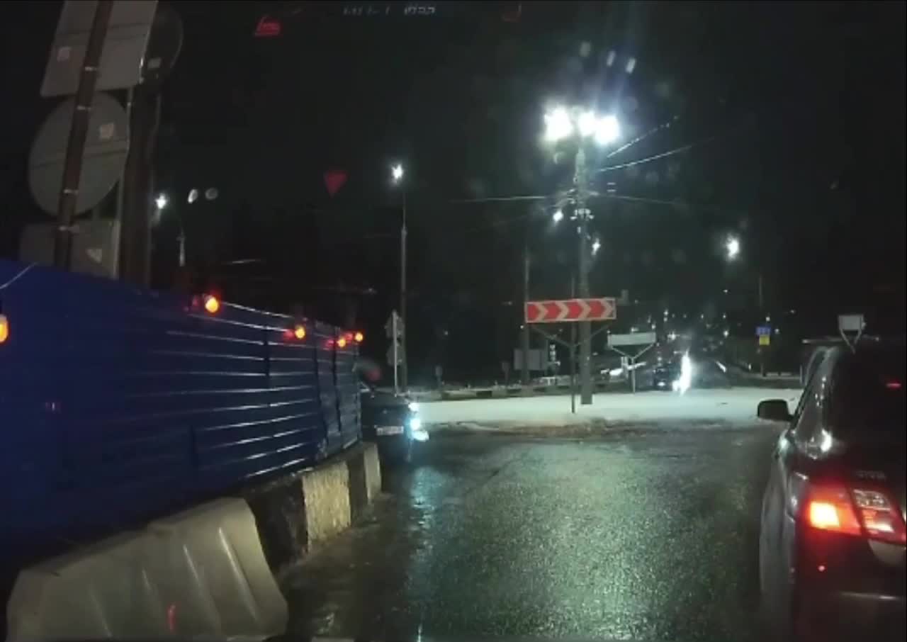 Авария на Соборной площади в Рыбинске: что известно о ДТП, пострадавшие,  момент столкновения «Фольксвагена» и автобуса - 24 декабря 2023 - 76.ru