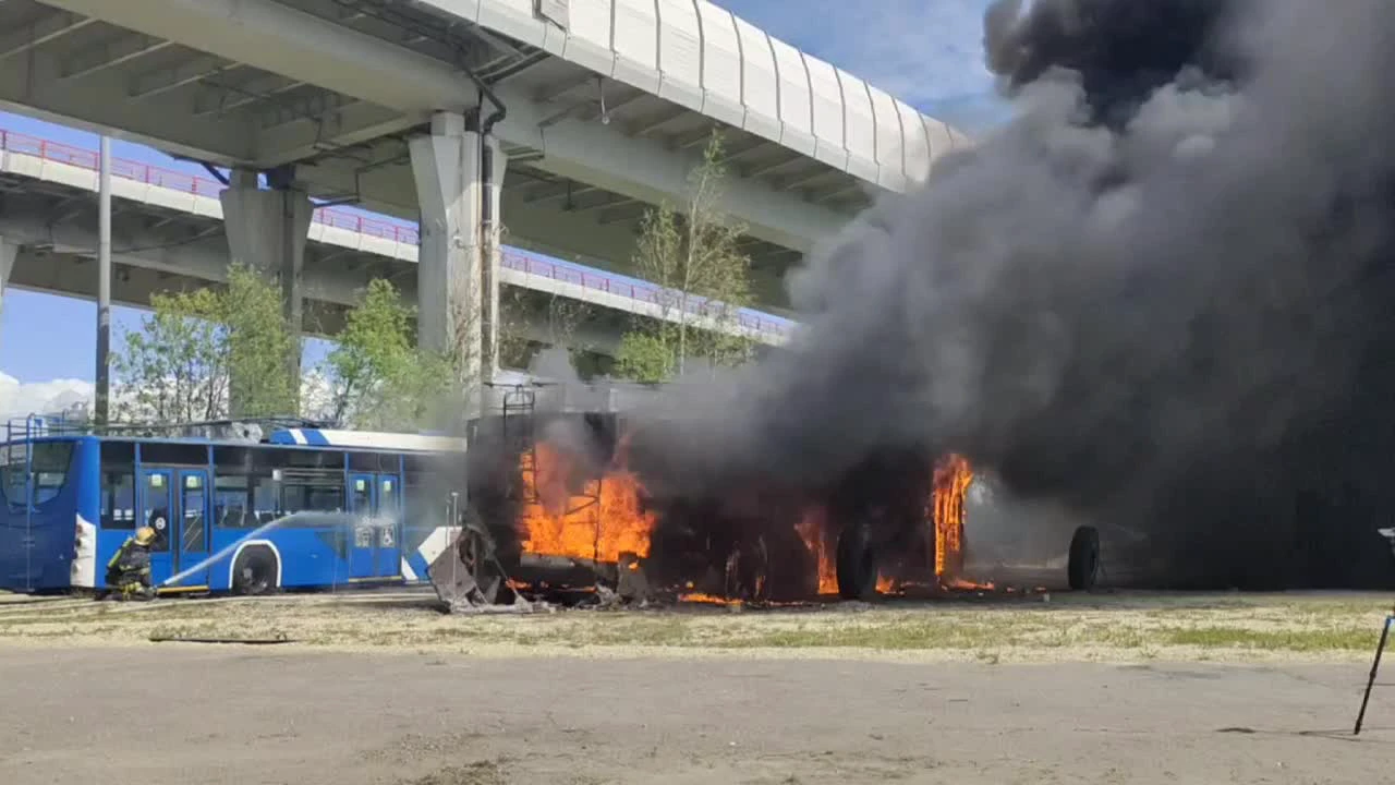 Видео: Аккумуляторы троллейбусов огнем проверяют на пожарную безопасность  на Октябрьской набережной в Петербурге - 30 мая 2023 - ФОНТАНКА.ру