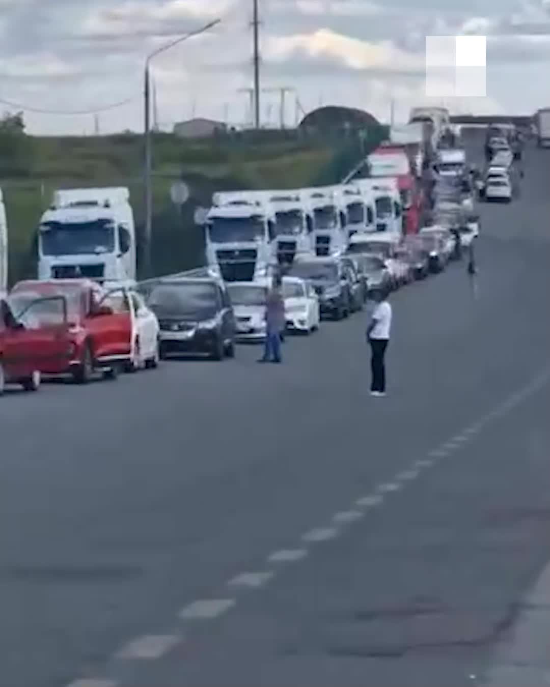 Пробка на границе с Казахстаном в Челябинской области: водители стоят по  несколько часов - 24 июля 2023 - 74.ру