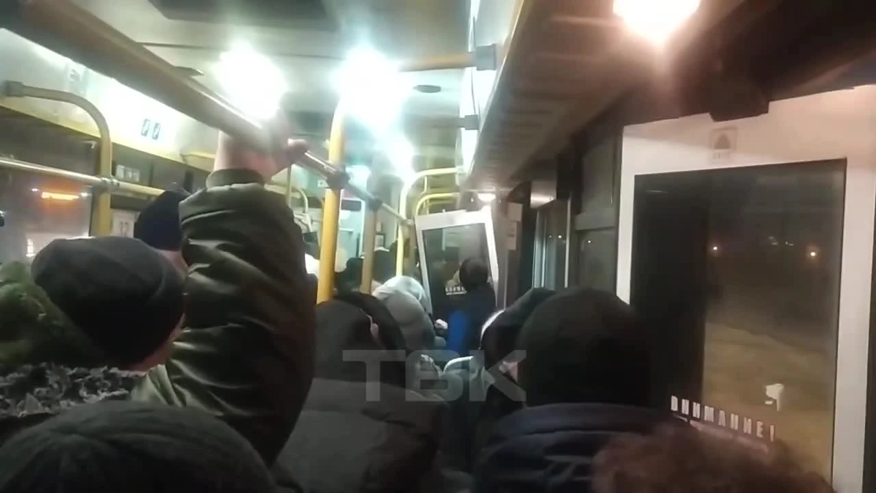 В автобусе сломалась дверь в Красноярске в 2023 году - 27 января 2023 -  НГС24.ру