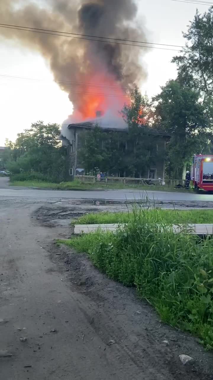 В Архангельске, в Соломбале загорелся второй дом — видео - 28 июня 2024 -  29.ру