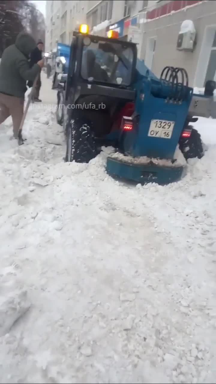 Трактор застрял в снегу в Уфе, нечищеный снег в Уфе, куда пожаловаться на  нечищеный снег в Уфе, мини-трактор застрял на Зорге в Уфе, 17 февраля 2022  - 17 февраля 2022 - УФА1.ру