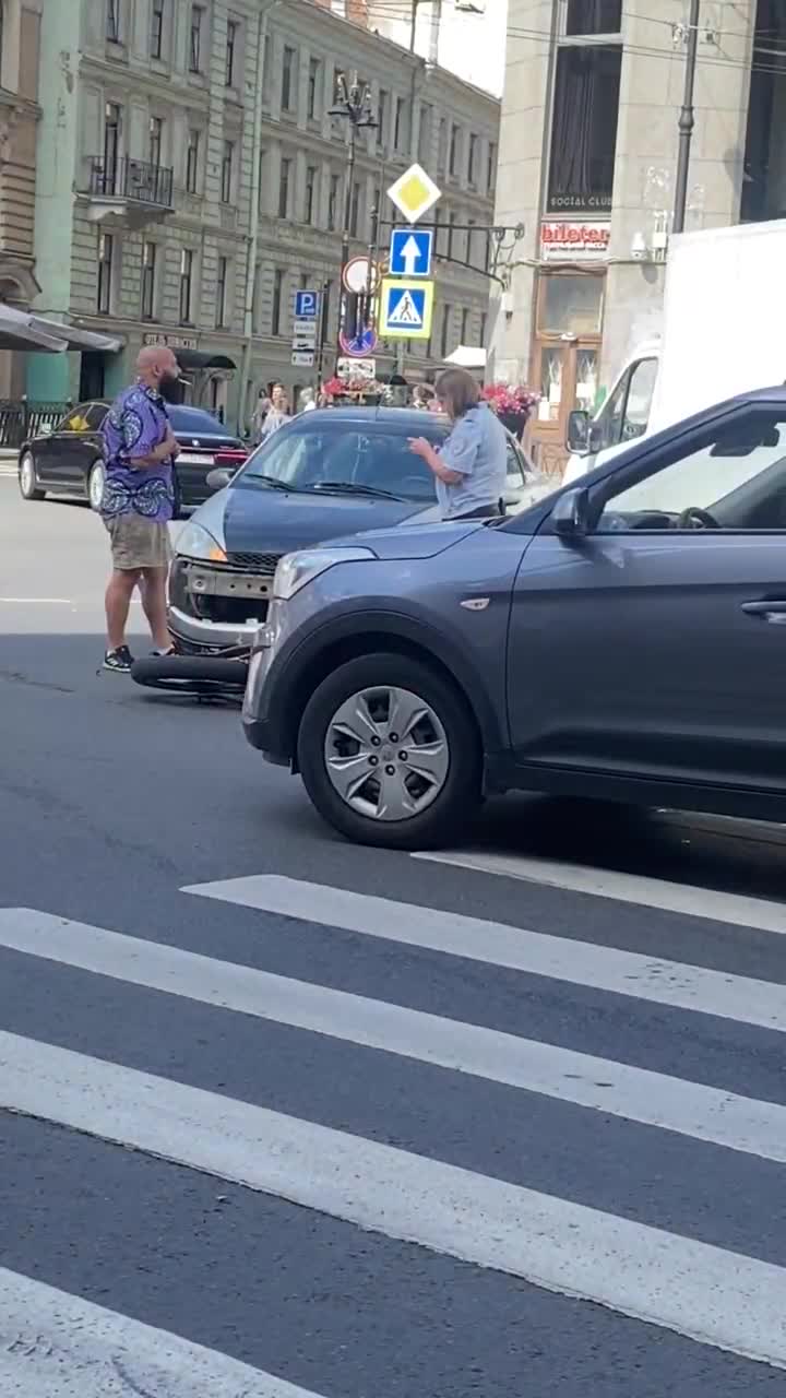 Уникальный электрокастом попал под машину сотрудницы полиции на Пяти углах  — Мегаполис