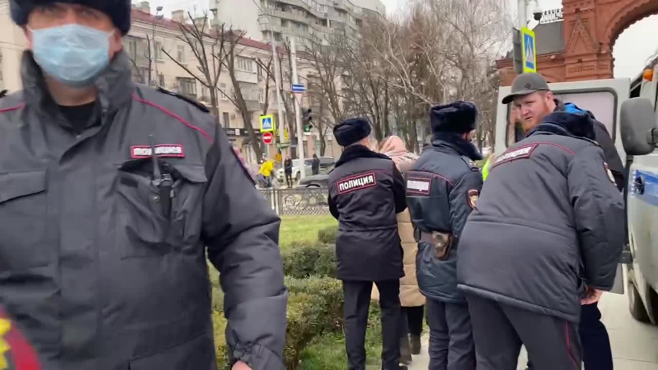 В центре Краснодара началась акция против специальной военной операции на  Украине - 27 февраля 2022 - 93.ру