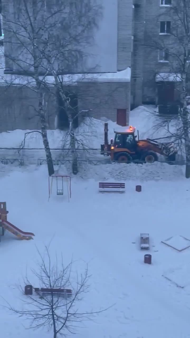 В Ярославле рабочие скидывали снег на детскую площадку / Скидывают грязный  снег на детскую площадку / Куда должны увозить убранный снег / Грязный снег  с реагентами скидывают на детскую площадку видео - 21 января 2022 - 76.ру