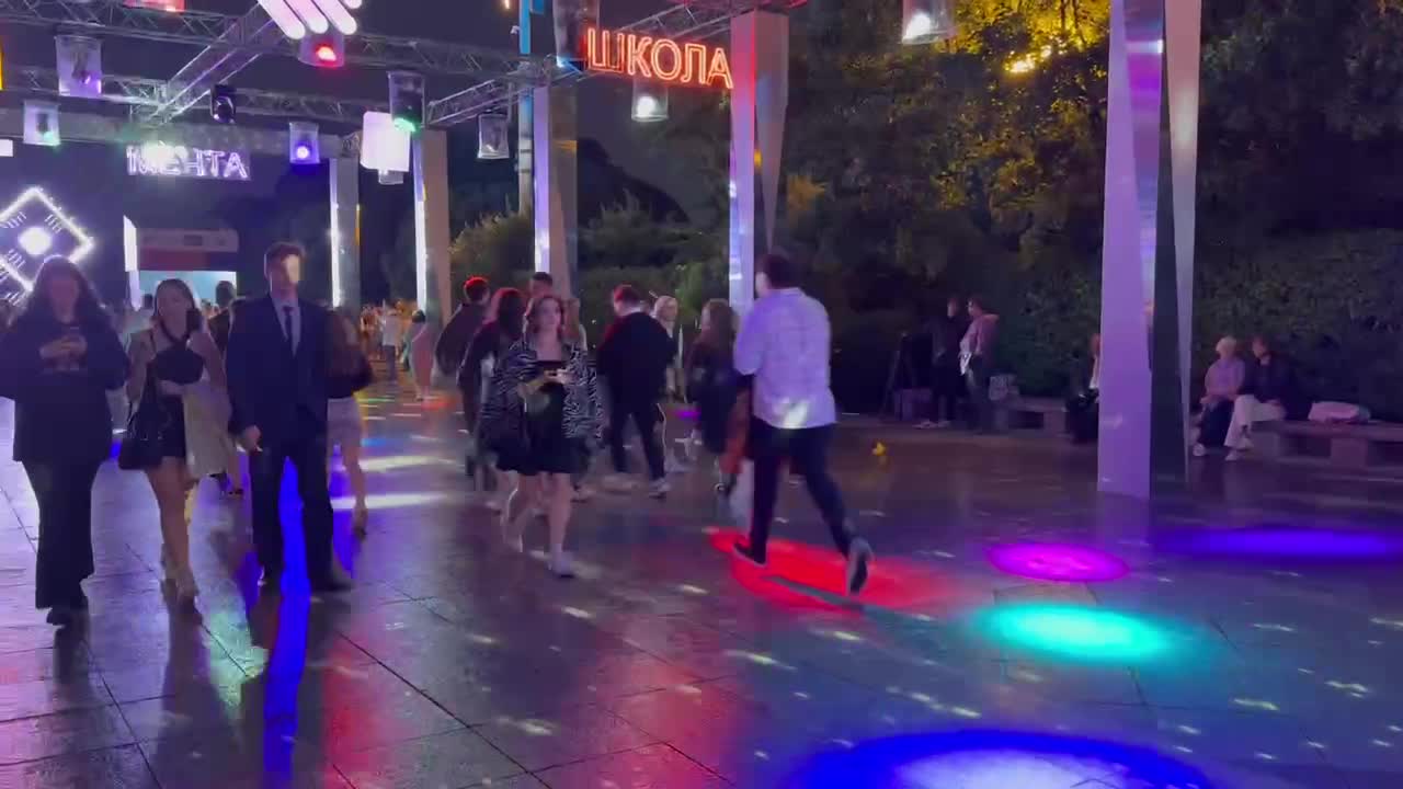 Выпускной В Парке Горького В Москве: Фото, Видео, Что Происходит.