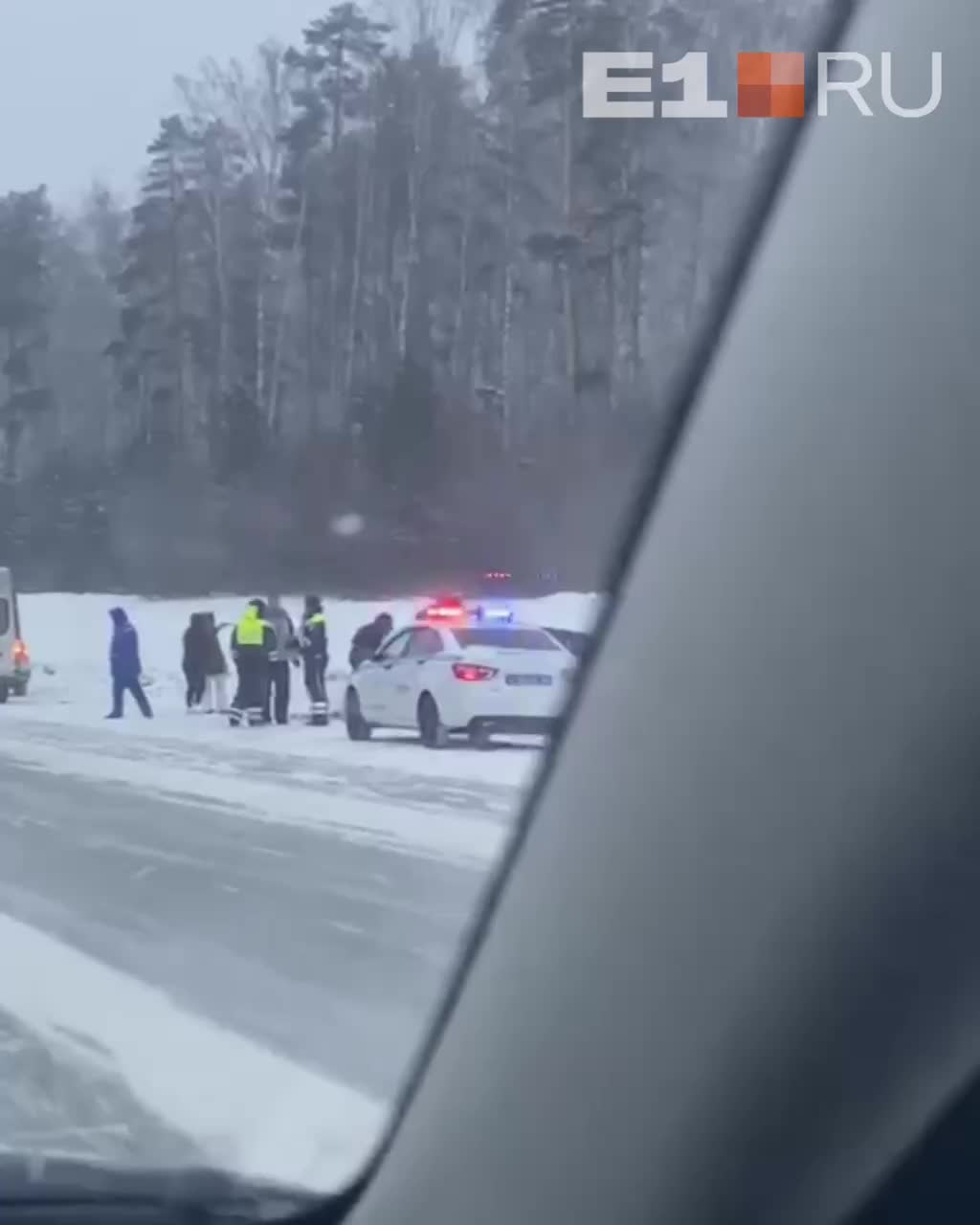 В Екатеринбурге из-за непогоды машины вылетают с дороги - 2 января 2023 - Е1 .ру