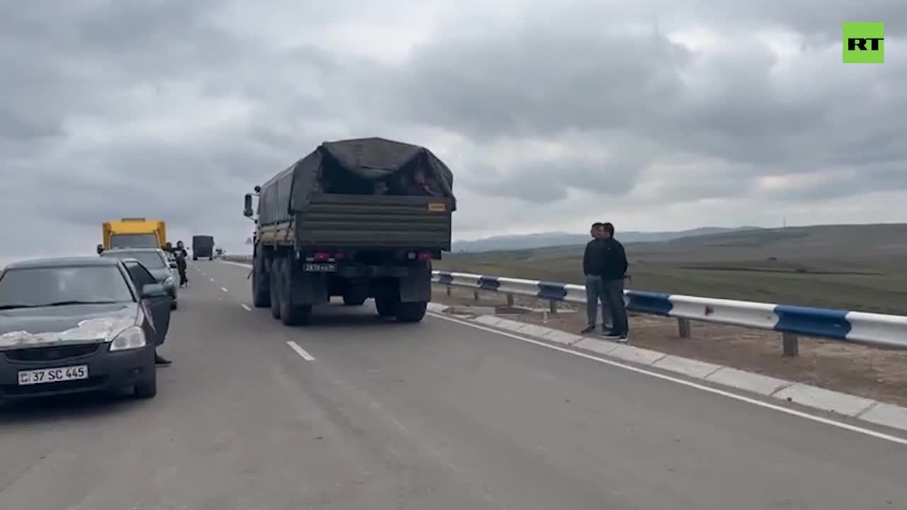 Военкор RT: машины миротворцев пересекли КПП на въезде в Лачинский коридор  — РТ на русском