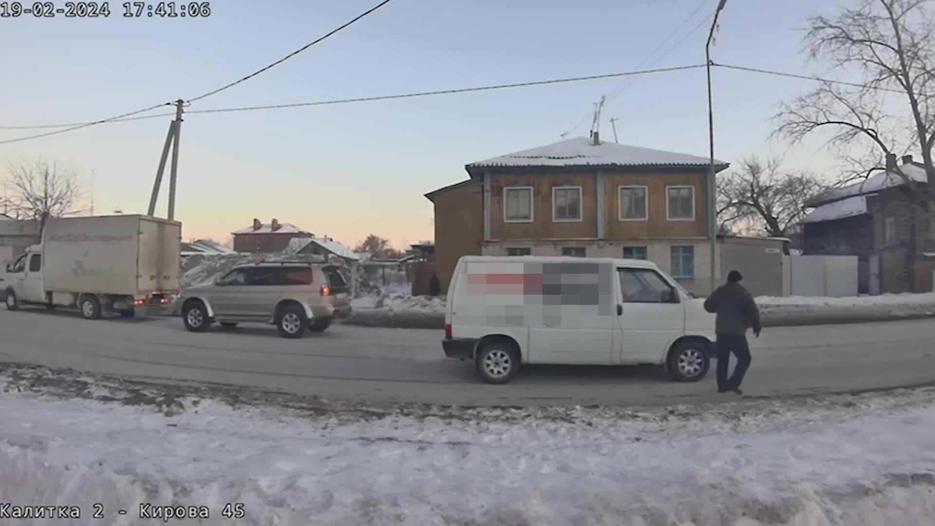 В центре Кургана фургон сбил девочку, неожиданно выбежавшую на дорогу - 20  февраля 2024 - 45.ру