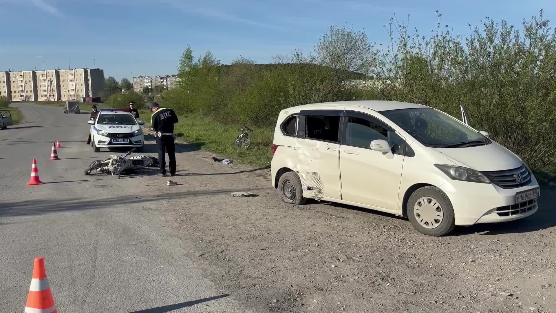 Появилось видео с места ДТП на Урале, где на отцовском питбайке разбились  парень и девушка - 3 июня 2024 - Е1.ру