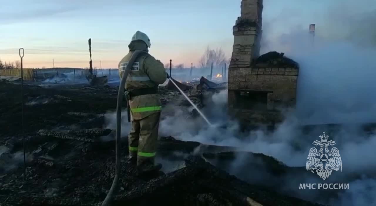 В селе Бызово вспыхнул крупный пожар — огонь уничтожил сразу 10 домов - 9  апреля 2023 - Е1.ру