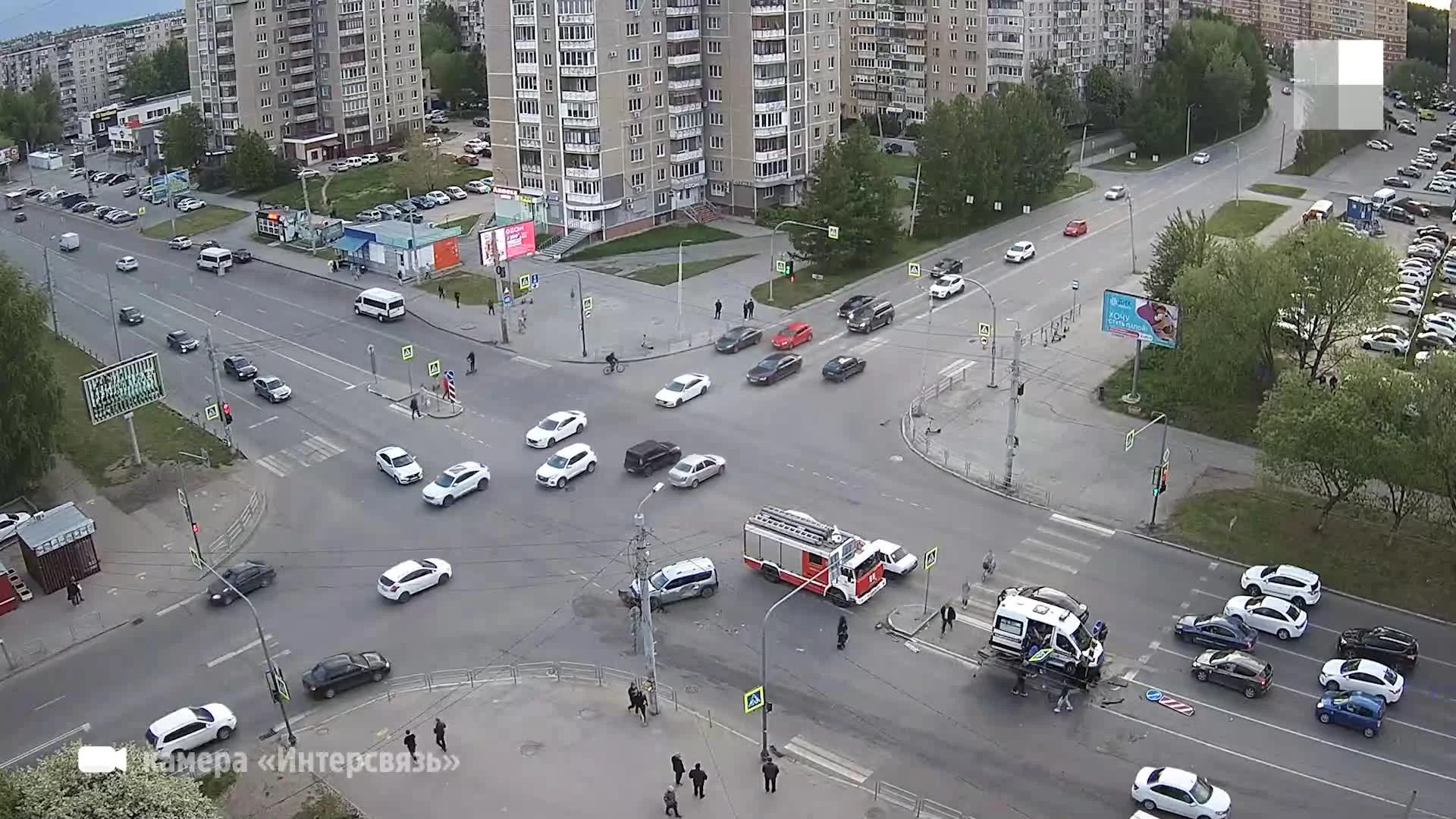 Скорая с мигалкой попала в ДТП в Челябинске, есть пострадавшие: видео - 24  мая 2024 - 74.ру