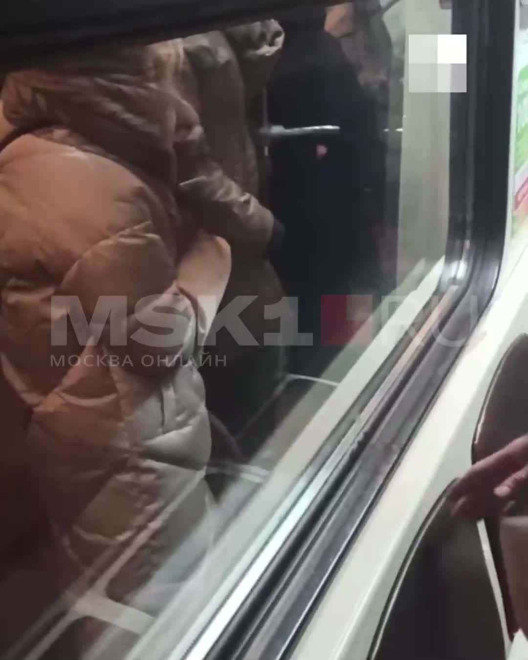 В Петербурге подростки избили пассажира метро за замечание - 25 февраля - венки-на-заказ.рф