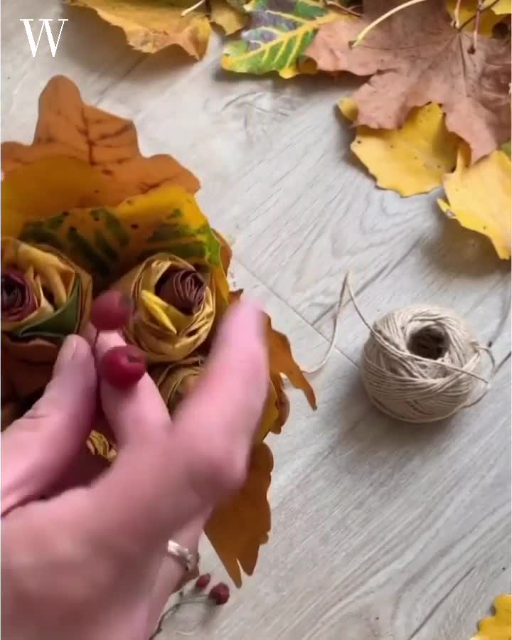 Поделка - Осенний букет своими руками (из листьев и шишек)