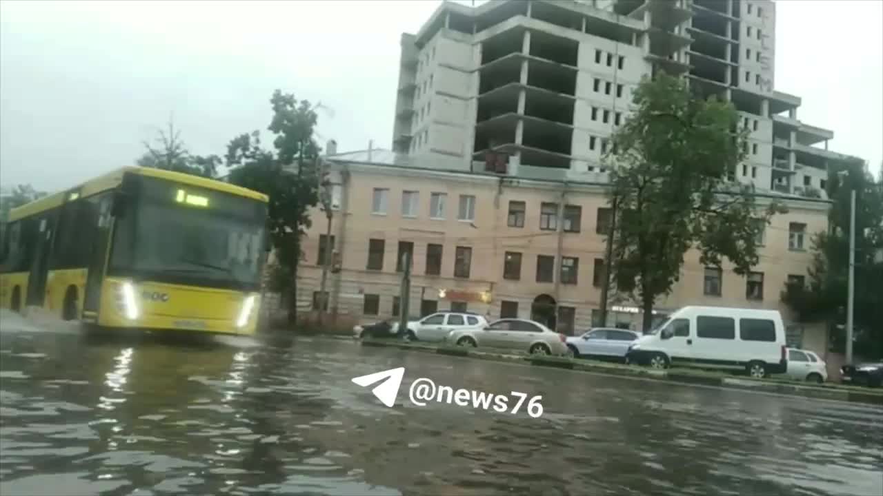 На Ярославль обрушился ураган «Эдгар»: смотрим, как затопило город - 20  июня 2024 - 76.ру