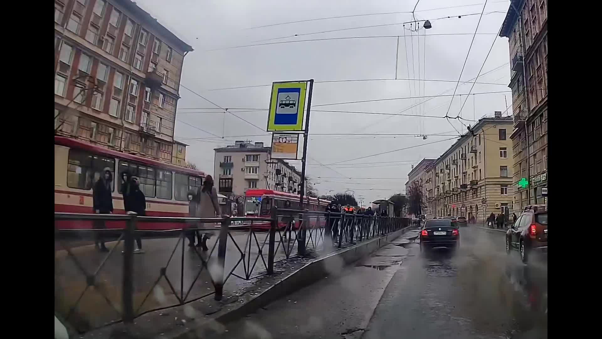 Видео: Трамваи от закрытой «Ладожской» встали из-за поломки на Заневской  площади в Петербурге - 15 марта 2023 - ФОНТАНКА.ру