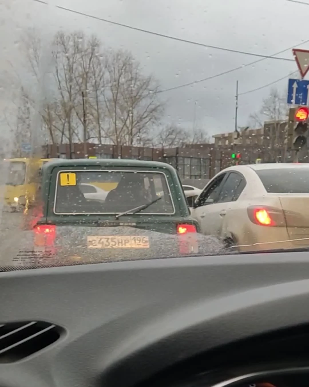 В Екатеринбурге двое водителей жестко подрались прямо на перекрестке, но на  этом не успокоились: видео - 26 марта 2023 - Е1.ру