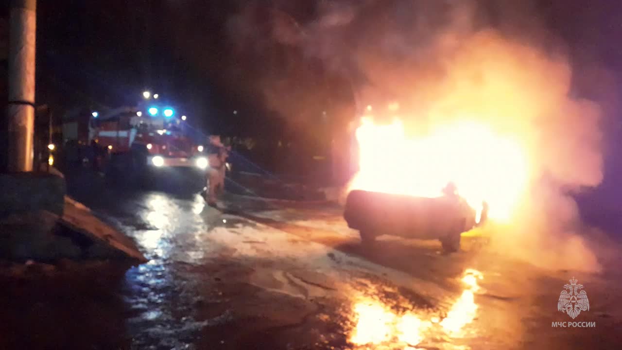 Видео с горящим автомобилем во дворе дома на Волгоградской - 5 апреля 2023  - НГС55.ру