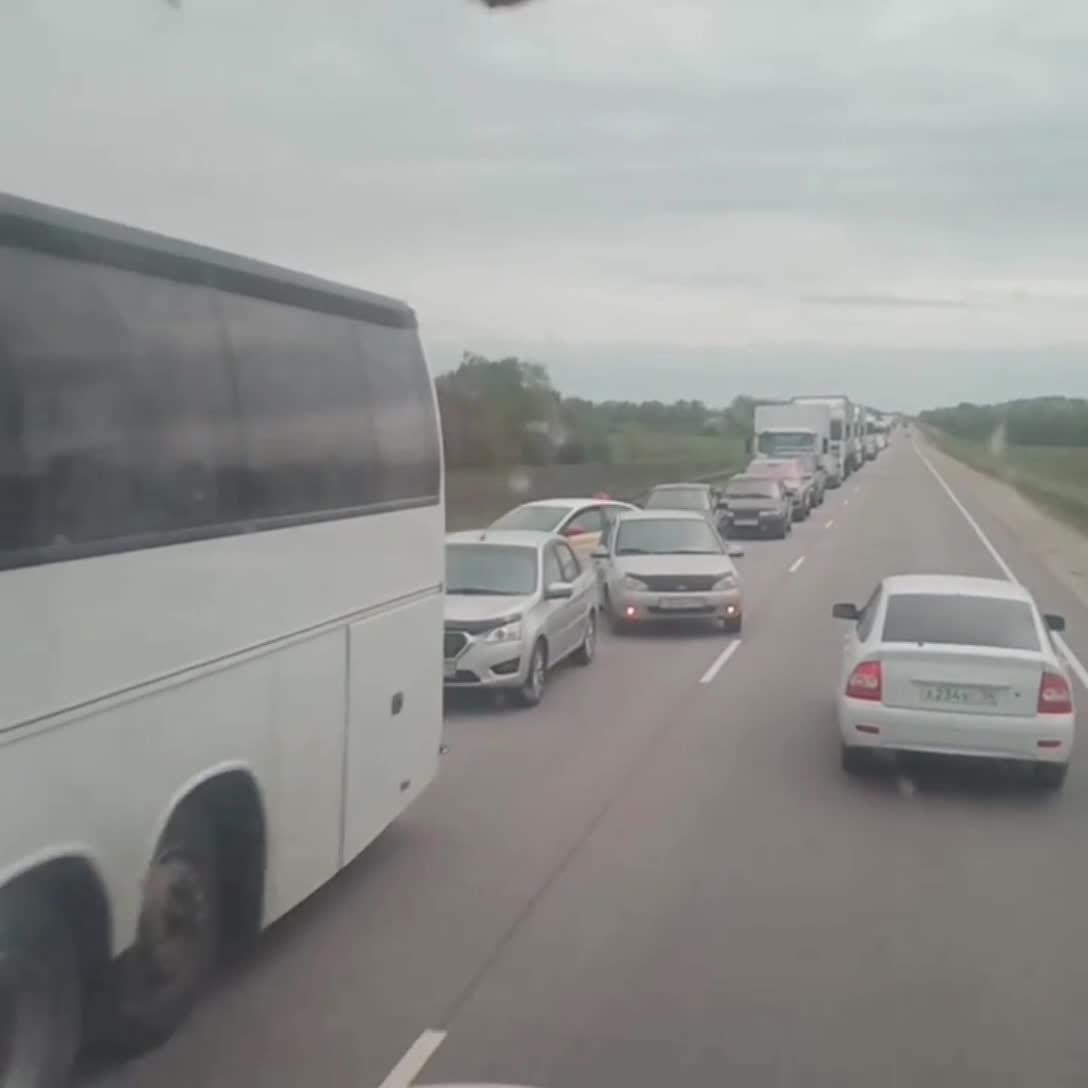 Трасса на Москву в Новониколаевском и Новоаннинском районах скована  огромной пробкой. Водители уверены что причина пробки - непродуманная  работа дорожников - 30 апреля 2022 - V1.ру