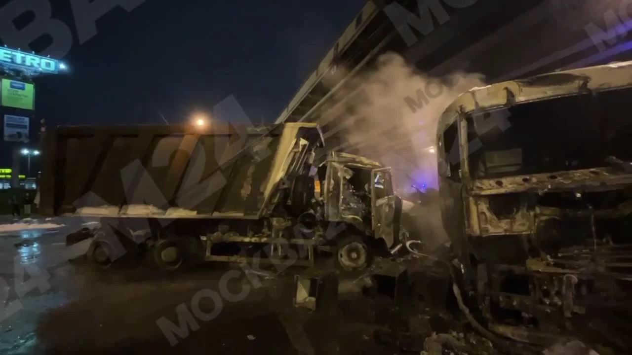 На юго-западе Москвы произошел пожар после ДТП с двумя грузовиками:  происшествия и ЧП в Москве, ДТП, возгорание, Дептранс - 14 июля 2023 -  МСК1.ру