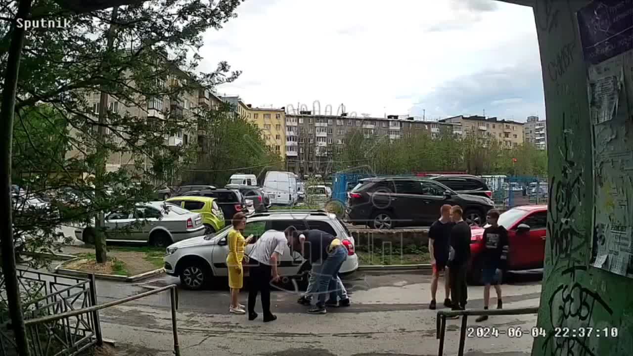 В Мурманске взрослый мужчина подрался с двумя подростками: в Сети обсуждают  виновника - 6 июня 2024 - 51.ру