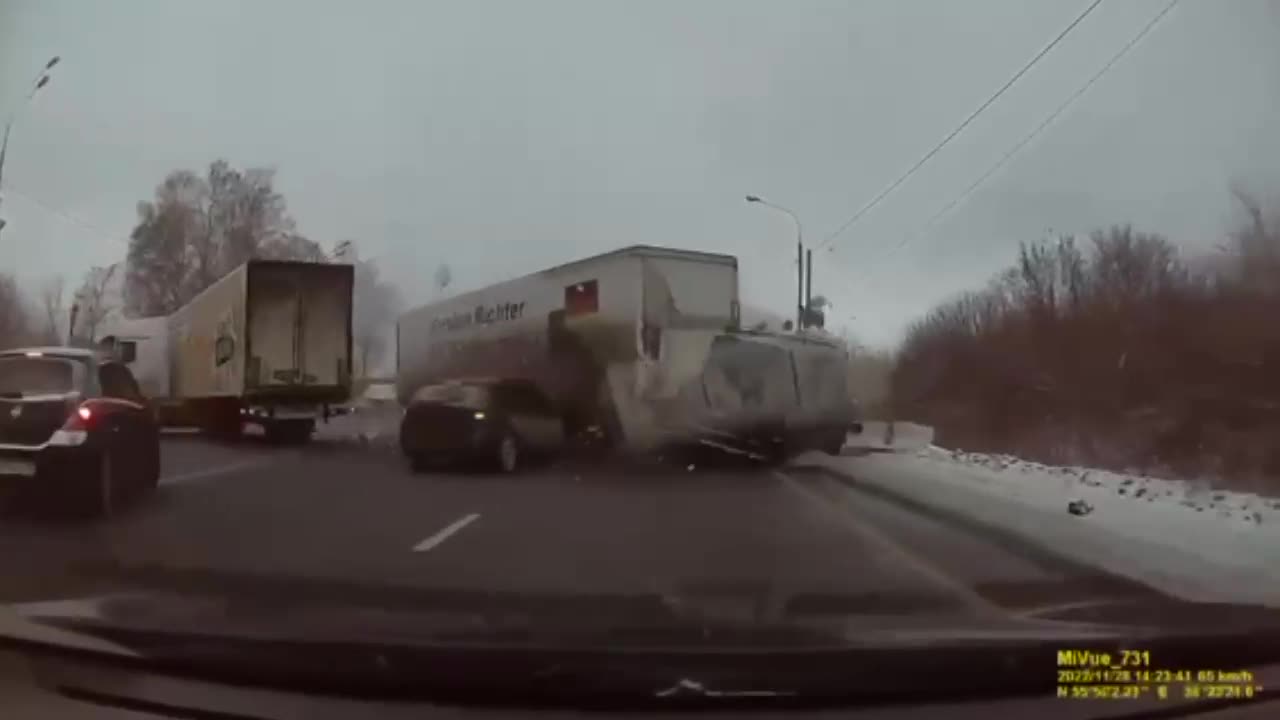 В сети появилось видео ужасающего ДТП с фурами на Горьковском шоссе, из-за  которой перекрыли трассу М-7 в районе Ногинска - 28 ноября 2022 - msk1.ru