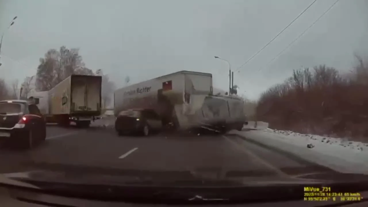 В сети появилось видео ужасающего ДТП с фурами на Горьковском шоссе, из-за  которой перекрыли трассу М-7 в районе Ногинска - 28 ноября 2022 - МСК1.ру