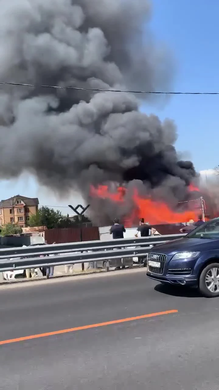 В Подмосковье у Можайского шоссе разгорелся крупный пожар, откуда черный дым,  что горит, загорелись деревянные паллеты, «Эпоха паллет», фото, видео - 4  июля 2024 - МСК1.ру