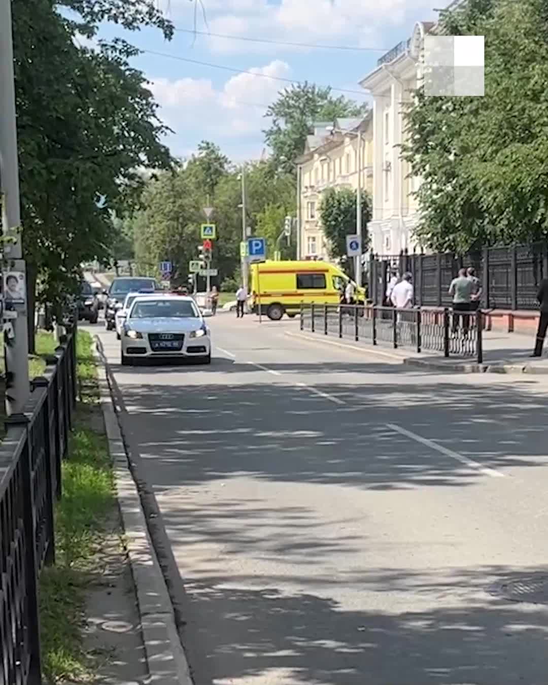 По Екатеринбургу с мигалками промчался шикарный кортеж генпрокурора Игоря  Краснова: видео - 4 июля 2023 - Е1.ру