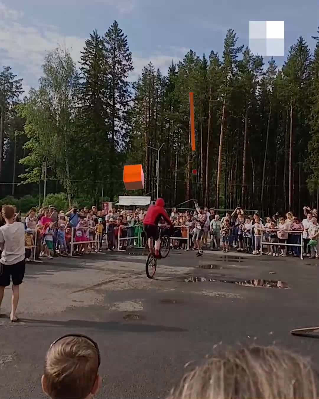 В Ревде во время шоу в толпу с детьми отлетел горящий канат: видео - 24  июня 2024 - Е1.ру