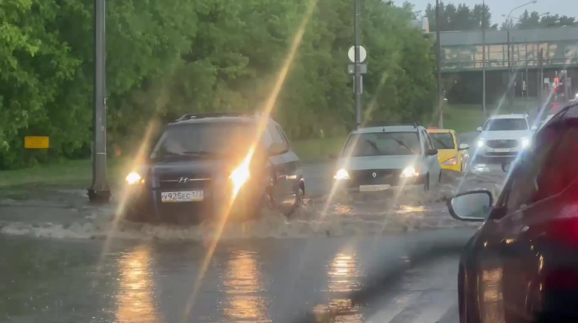 На Москву обрушился сильный ливень с грозой и градом, МЧС выпустило  экстренное предупреждение, затапливает подъезды, дороги и станции метро,  когда закончится дождь, фото, видео - 5 июня 2024 - МСК1.ру