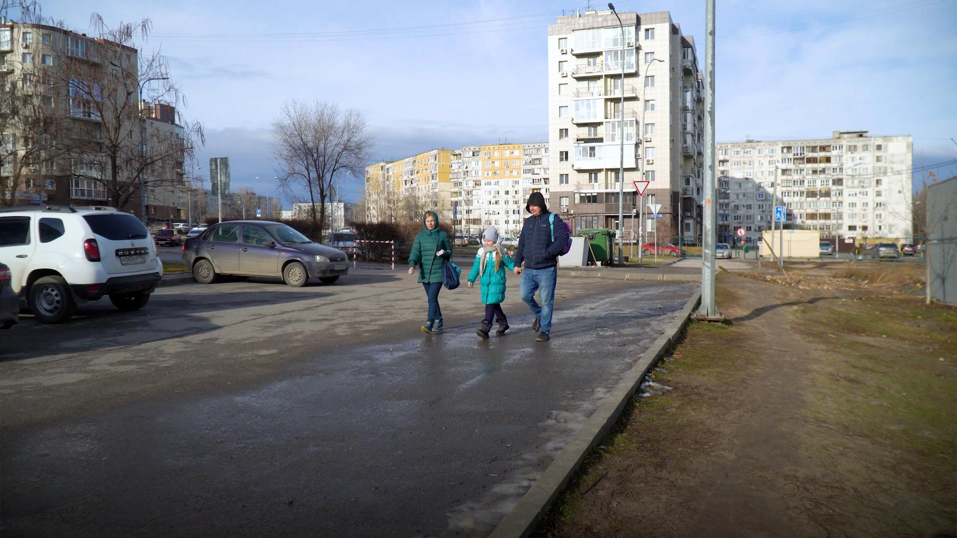 В Волгограде жителям нескольких ЖК перекрывают проход к садикам и школе.  Администрация спорткомплекса «Спартак-Волгоград» в Дзержинском районе  собирается перегородить путь забором - 3 декабря 2021 - V1.ру