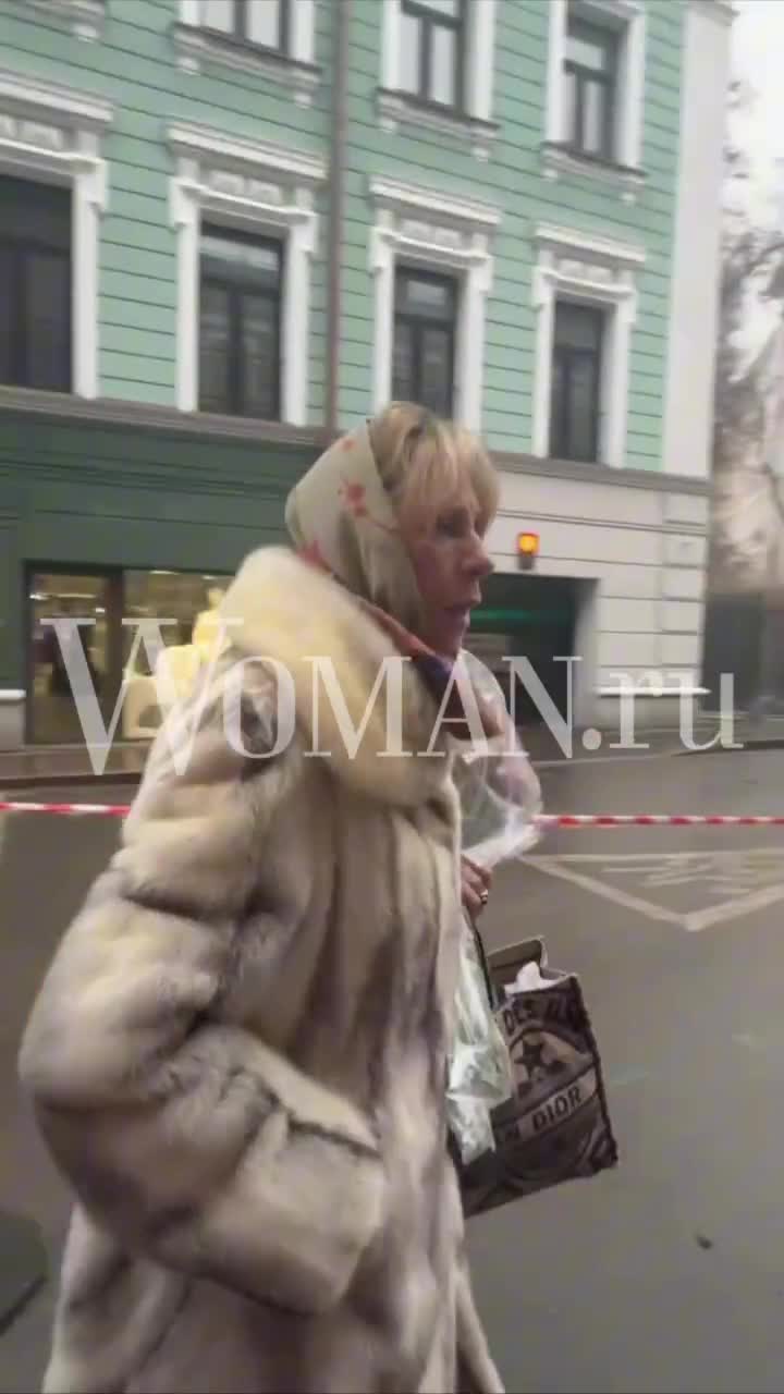 На похоронах Анатолия Лобоцкого его самая большая любовь не помнила себя от  горя — видео | WOMAN