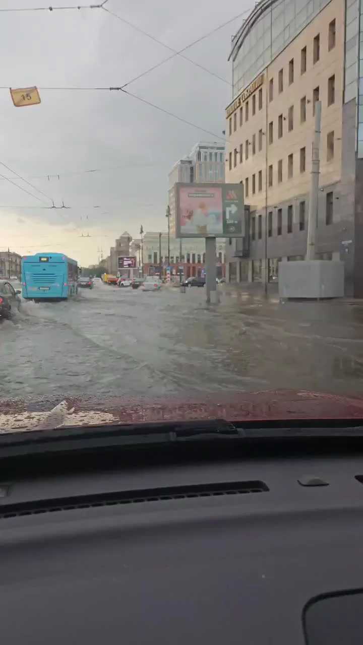 У туристического автобуса на Днепропетровской улице загорелся моторный  отсек — Мегаполис