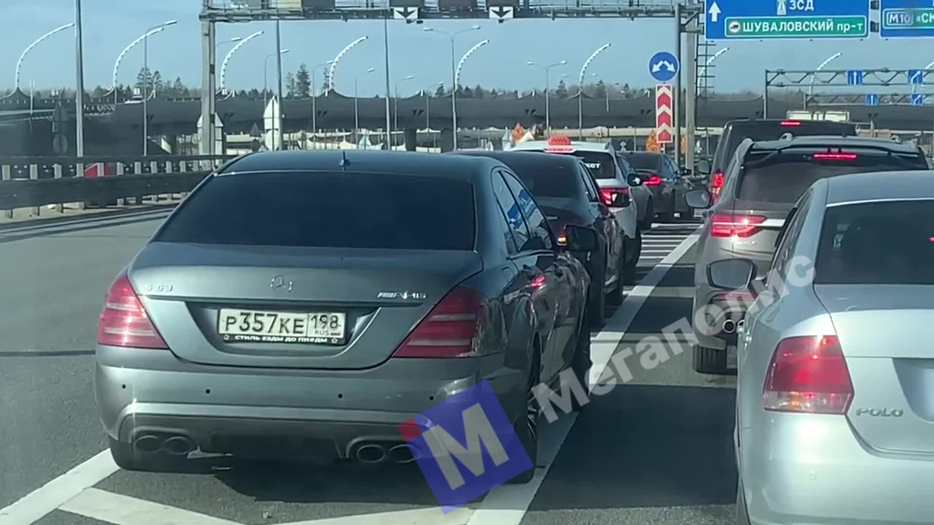 На развязке КАДа с ЗСД водитель «Мерседеса» струей газа пробивал себе путь  в соседнюю полосу — Мегаполис