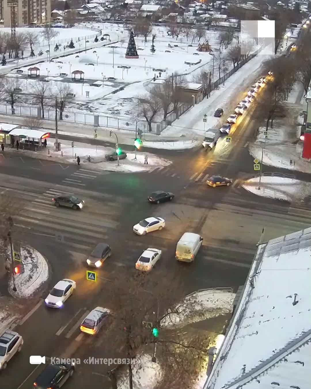 ДТП на перекрестке Доватора — Шаумяна в Челябинске: «Лада» вылетела на  тротуар и чудом не сбила женщину — видео - 1 февраля 2023 - 74.ру