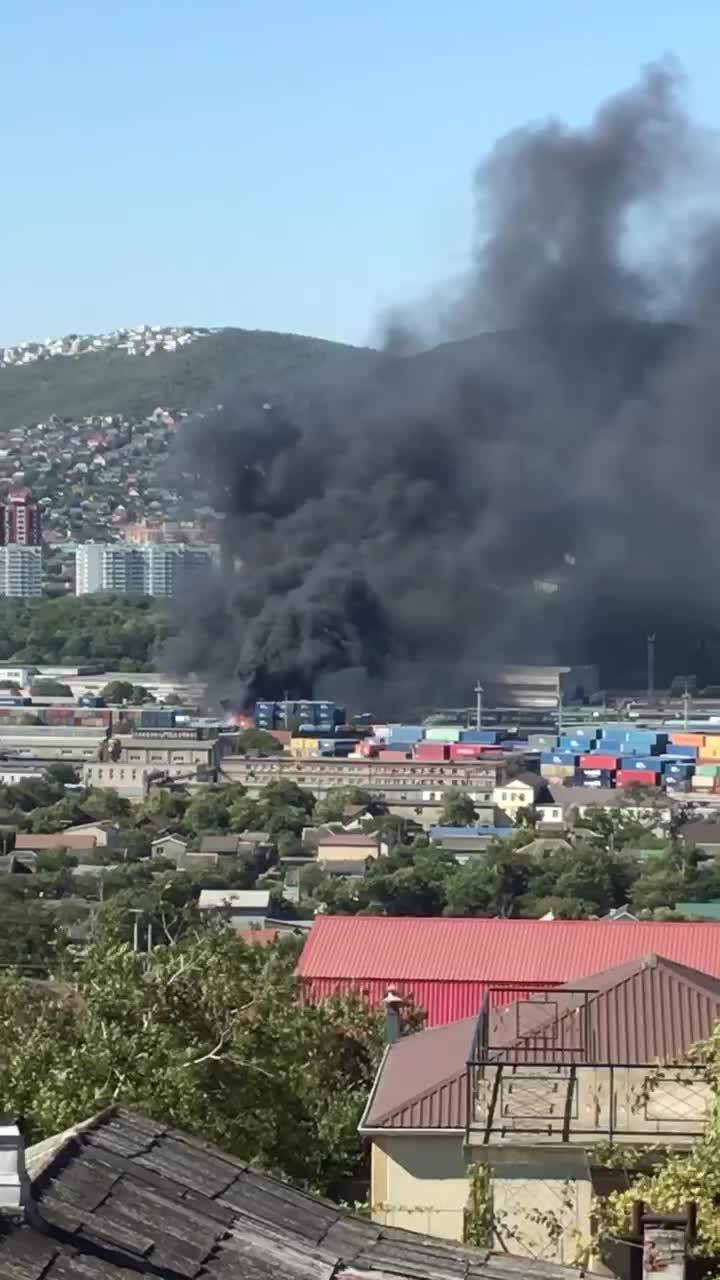 В Новороссийске разгорелся мощный пожар в грузовом терминале: видео - 18  августа 2023 - НГС.ру