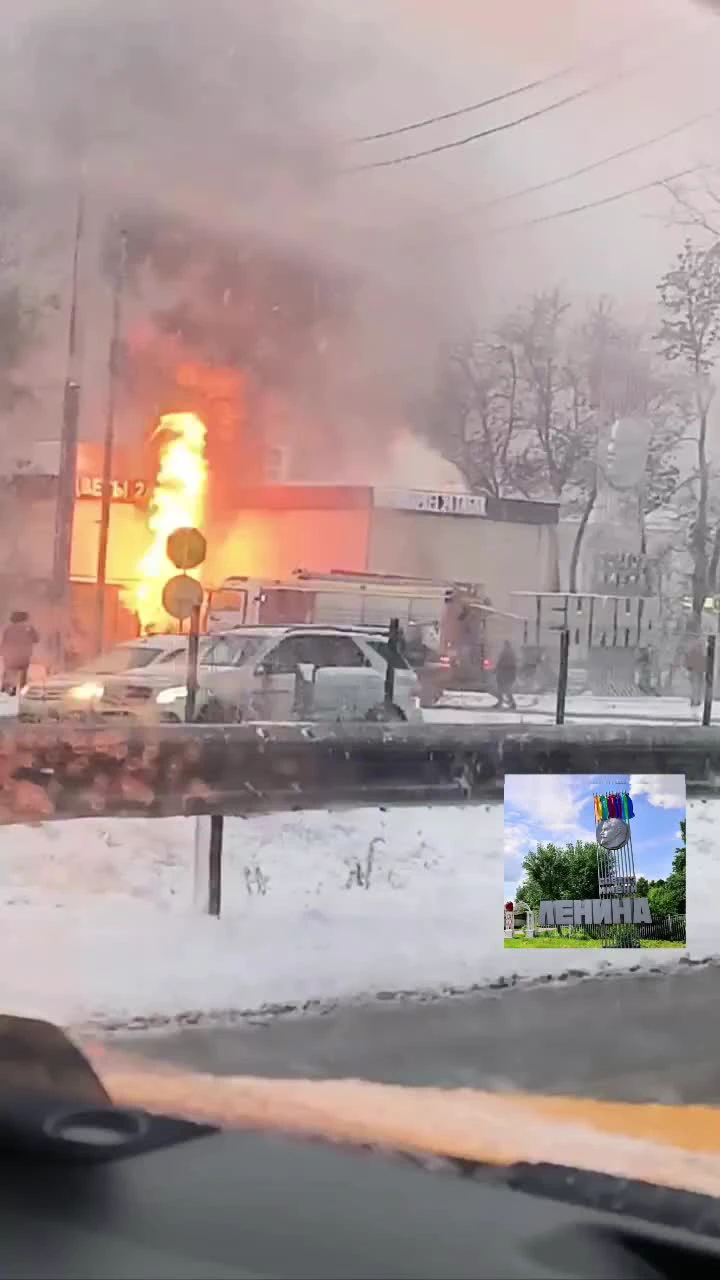 Пожар в совхозе имени Ленина: что загорелось на Кашинском шоссе — фото и  видео с места, загорелись магазины и кафе у памятника Ленину в Московской  области - 27 октября 2023 - МСК1.ру